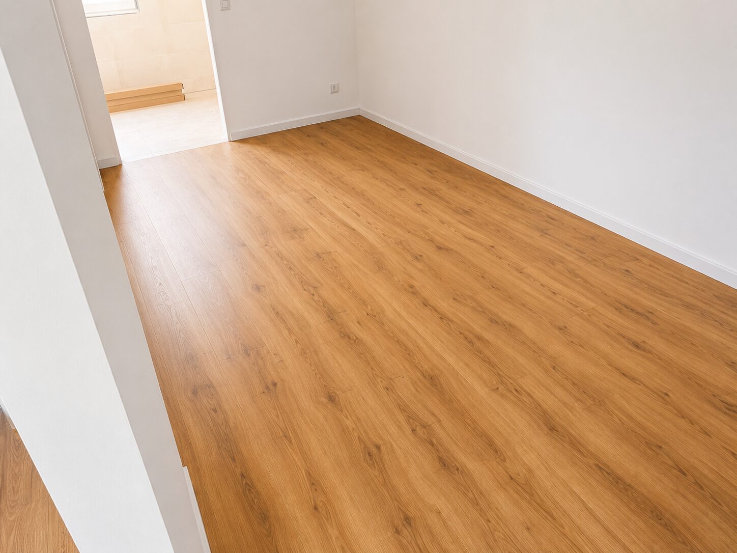 Vinyl-Designboden in hellem Raum – Lenz Wohntex Michelfeld